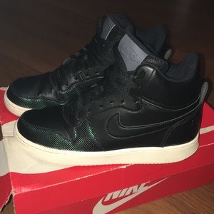 Nike Court Borough Mid SE